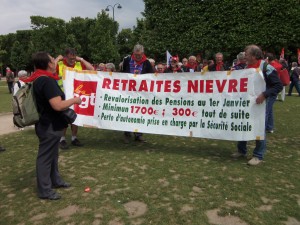 Les retraités de la Nièvre derrière leur banderole